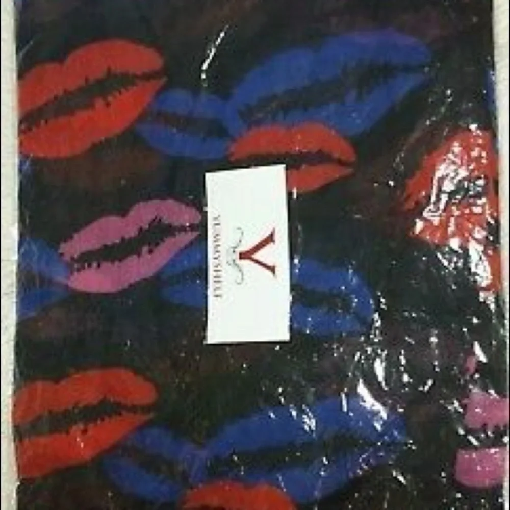 ☄Yummy Shelf Kisses Printed Rectangular Scarf-Blk